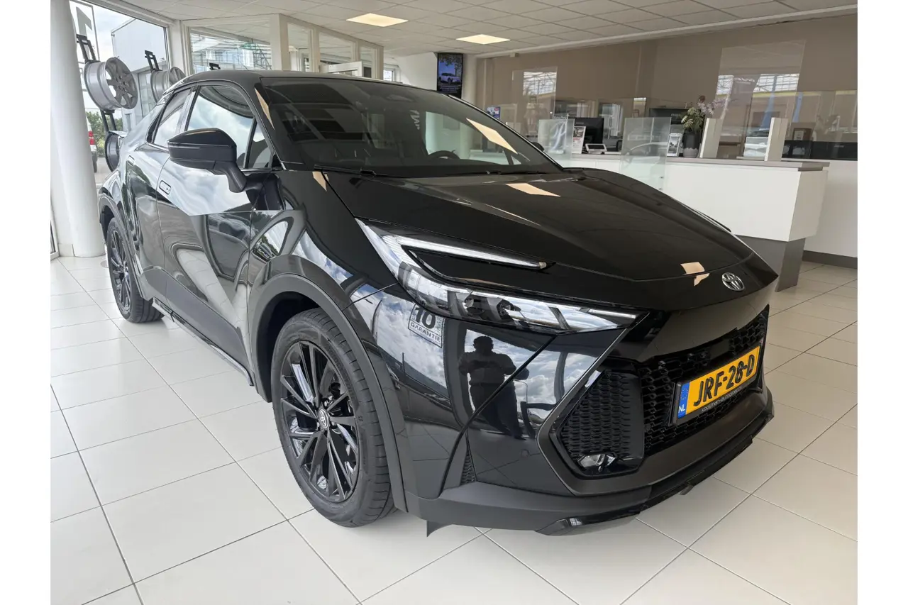 Toyota C-HR 2.0 Plug-In Hybrid 220 Black Edition 2025, foto 1