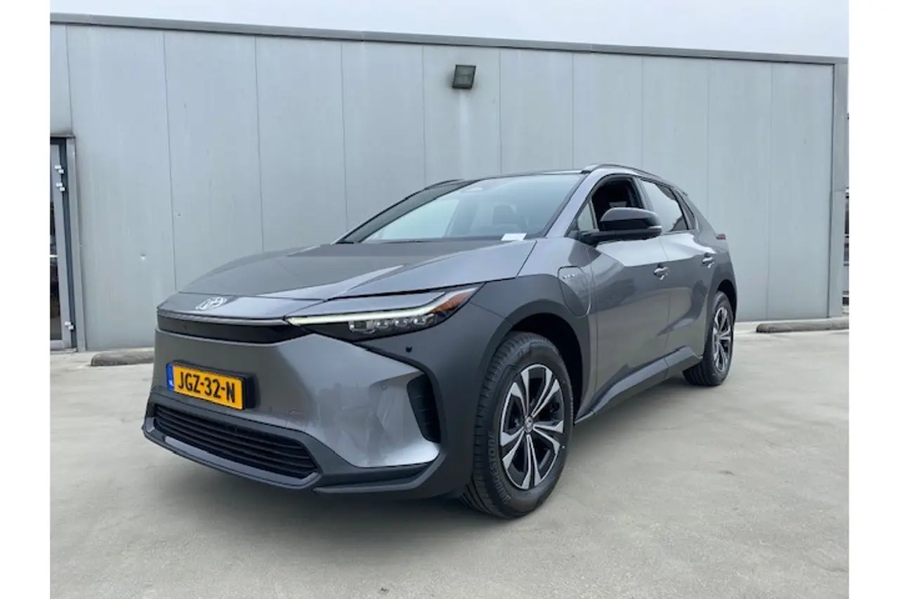 Toyota bZ4X Dynamic 2025, foto 1