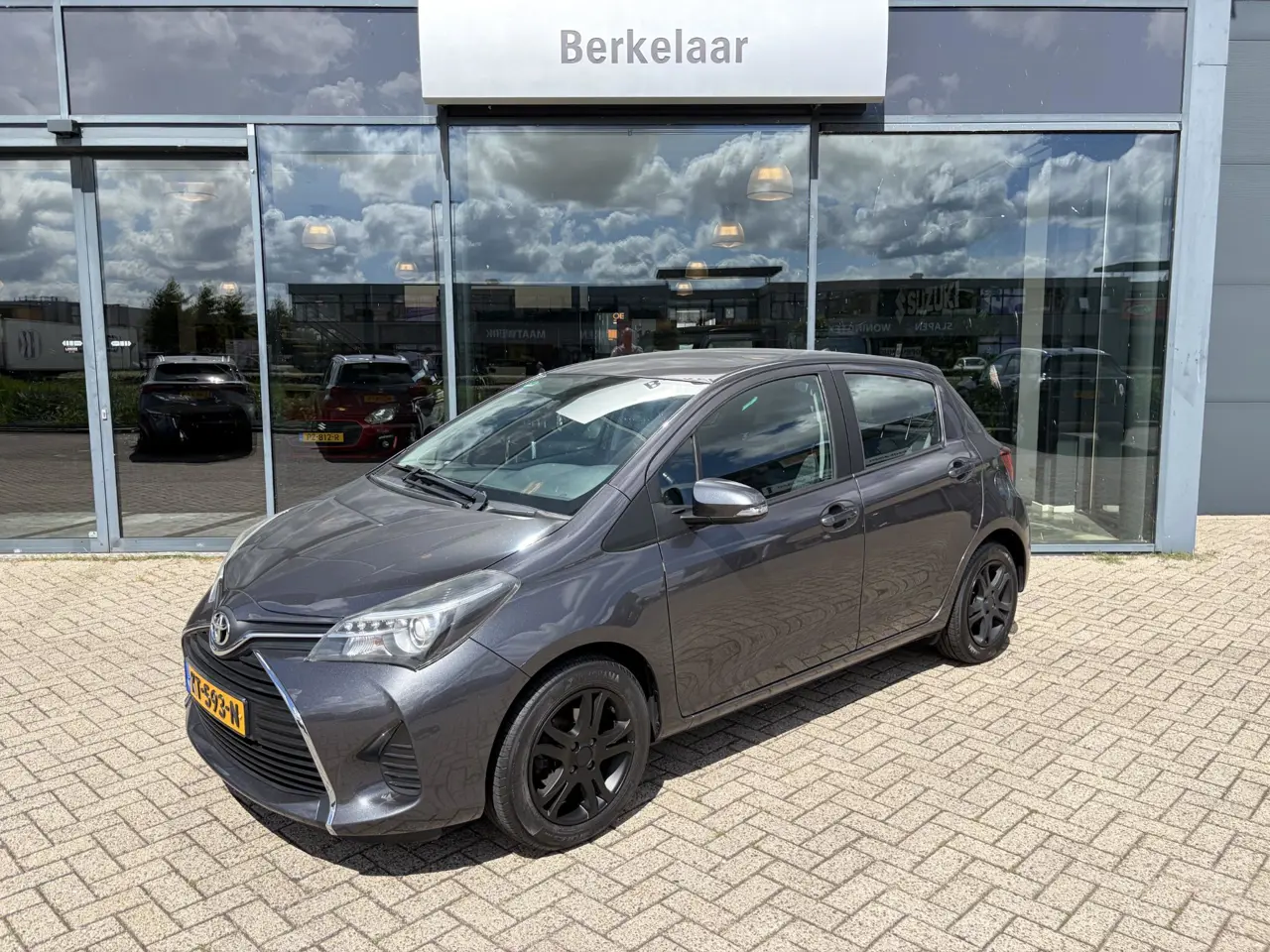 Toyota Yaris 1.0 VVT-i Business Plus 2016, foto 1
