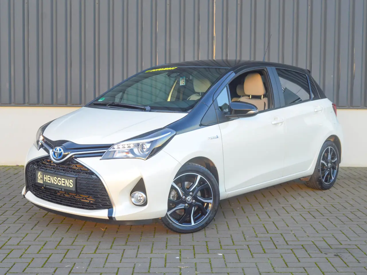 Toyota Yaris 1.5 Hybrid Dynamic Bi-Tone 2016, foto 1