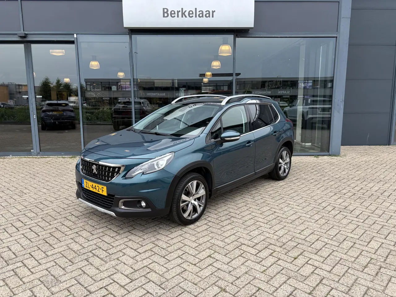 Peugeot 2008 1.2 Puretech Blue Lease Allure 2019, foto 1