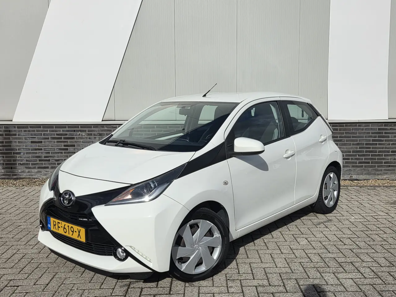 Toyota Aygo 1.0 VVT-i X-Play Airco Achteruitrijcamera Trekhaak Tbv Fietsendrager 2017, foto 1
