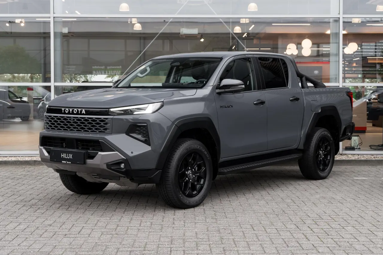 Toyota Hilux 2.8 D-4D Hybrid Invincible 2026, foto 1