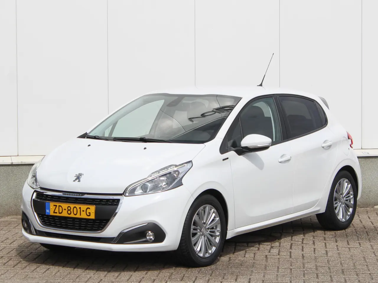 Peugeot 208 1.2 Puretech Signature 2019, foto 1