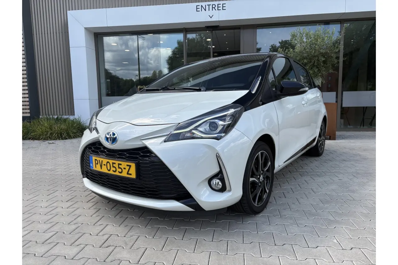 Toyota Yaris 1.5 Hybrid Bi-Tone 2017, foto 1
