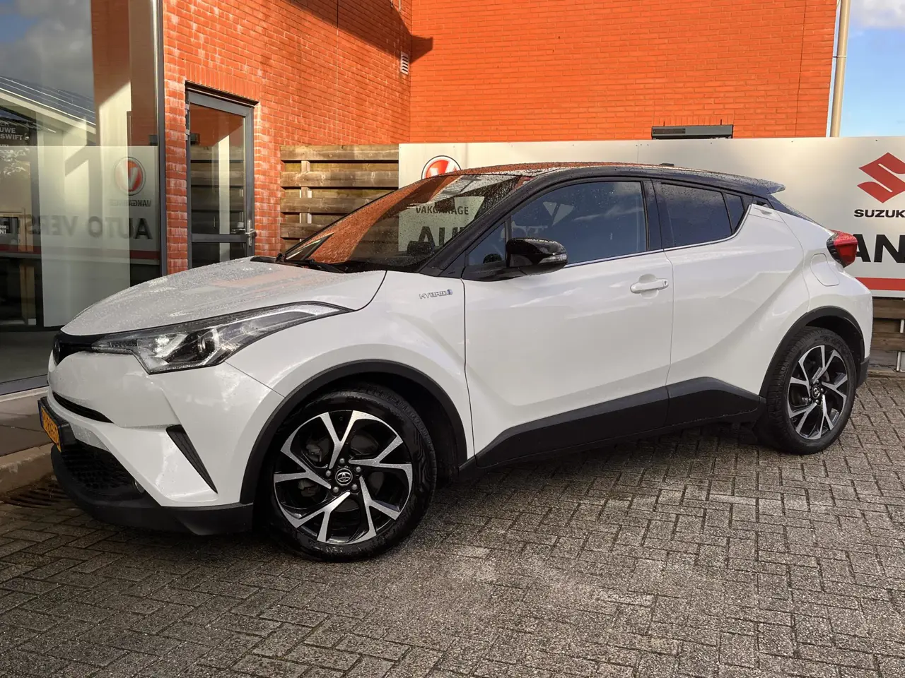 Toyota C-HR 1.8 Hybrid Bi-Tone 2017, foto 1
